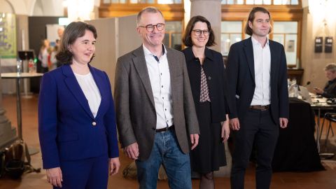 Gruppenfoto der SP-Stadt:rätinnen Simone Brander, Raphael Golta, Céline Widmer und Tobias Langenegger