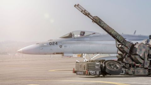 ein F/A-18-Kampfjet und die Fliegerabwehrkanone 63/12 auf dem Flugplatz Payerne