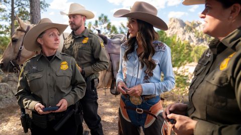 Heimatschutzministerin Kristi Noem am Mount Rushmore mit Border-Patrol-Beamt:innen