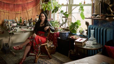 Molly Crabapple sitzt an ihrem Mal-Tisch