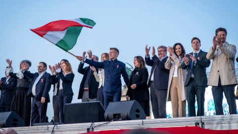 Oppositionsführer Péter Magyar schwenkt eine Ungarn-Fahne mit Parteifreund:innen in Budapest