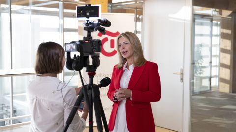 Tamedia-CEO Jessica Peppel-Schulz bei einem Fernseh-Interview