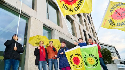 eine Protest-Gruppe mit «Atomkraft? Nein Danke»-Fahnen vor dem Sitz des Nuklearsicherheitsinspektorats in Brugg