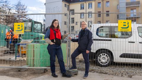 Antonia Steger und Richard Heim von der «Allianz BZO» vor einer Baustelle