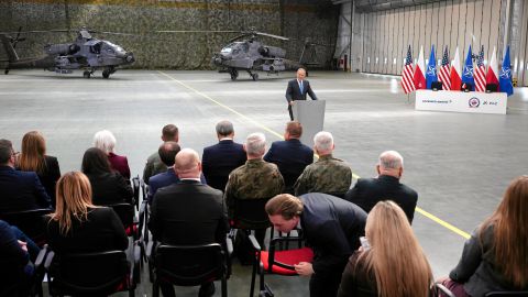 der polnische Premier Donald Tusk in einem Hangar vor Publikum mit US-amerikanischen Helikoptern und Flaggen der Nato, den USA und von Polen im Hintergrund
