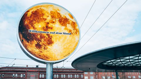 Leuchtschild mit der Aufschrift «Willkommen auf dem Mond»