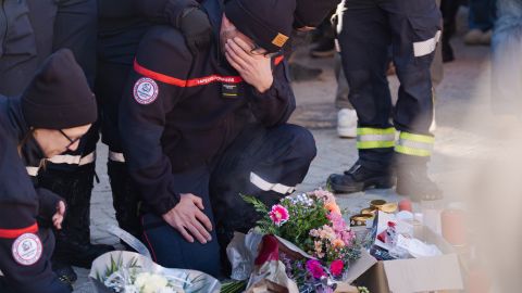 Feuerwehrleute aus Crans Montana legen Blumen nieder