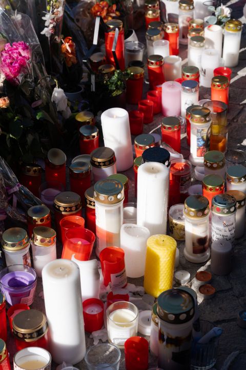 Blumen und Kerzen beim Mahnmal vor dem «Le Constellation»