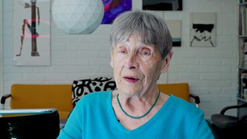 Videostill: Tula Roy während eines Interviews