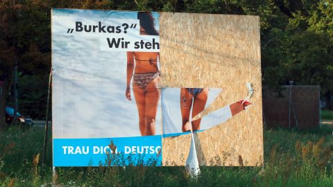 heruntergerissenes AfD-Wahlplakat in Berlin