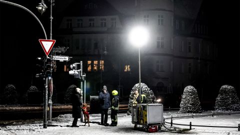 Feuerwehrleute stellen eine mobile Flutlicht-Anlage in Berlin-Zehlendorf auf