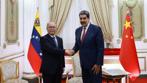 der chinesische Sondergesandte Qiu Xiaoqi und der venezolanische Präsident Nicolás Maduro reichen sich die Hände
