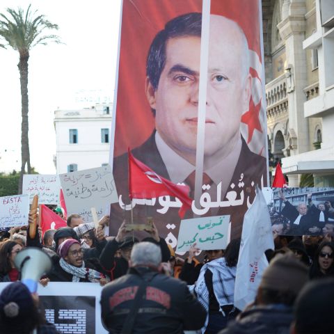 ein Plakat mit Doppelporträt des ehemaligen Diktators Zine al-Abidine Ben Ali und des aktuellen Präsidenten Kais Saied an einer Demonstration in Tunis