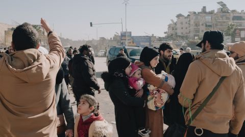 Angehörige der Militärpolizei hindern an einem Checkpoint Bewohner:innen des Viertels Aschrafijeh an der Rückkehr in ihre Wohnungen