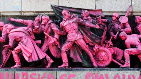 Sockel des verbliebenen Rest des sowjetischen Kriegerdenkmals in Sofia mit Pink besprühten Soldaten