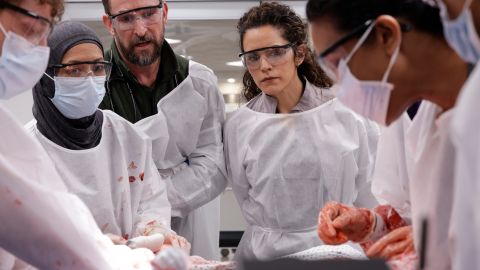 Videostill aus der TV-Serie «The Pitt»: Chefarzt Dr. Robby und sein Team bei einer Operation