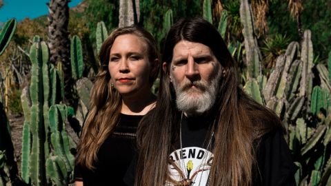 Adrienne Davies und Dylan Carlson von Earth stehen vor grossen Kakteen