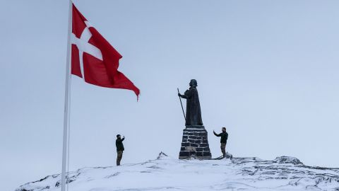 Dänische Soldaten bei der Statue des Missionars Hans Egede in Grönlands Hauptstadt Nuuk