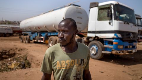 Fousseny Coulibaly steht vor dem Benzin-Tanklastwagen