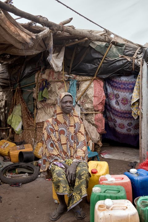 Tedy Brangalou sitzt vor ihrer improvisierten Behausung