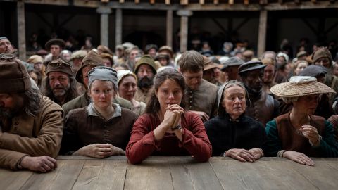 Filmstill aus «Hamnet»: Jessie Buckley als Williams Frau Agnes, umgeben von traurigen Menschen