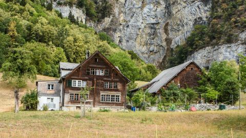 Bauernhof am Fuss der Seerenbachfälle in Amden am Walensee