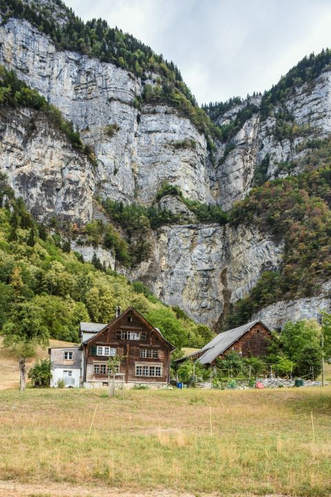 Bauernhof am Fuss der Seerenbachfälle in Amden am Walensee