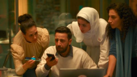 Filmstill aus «The Voice of Hind Rajab»: Schauspieler:innen im Dialog mit der aufgezeichneten echten Stimme auf Smartphones