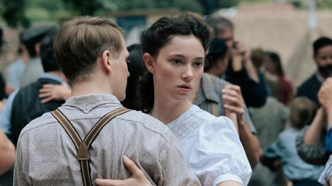 Filmstill aus «À bras-le-corps. Silent Rebellion»: ein Paar tanzt zusammen