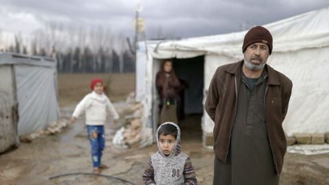 Filmstil aus «Solidarity»: ein Vater mit Kind vor einem Zelt