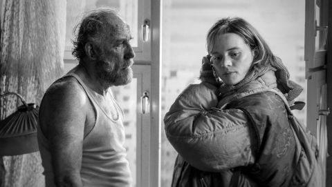 Filmstill aus «Sie glauben an Engel, Herr Drowak?»: Herr Drowak spricht mit Studentin Lena Jakobi