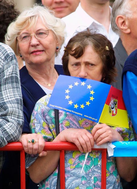 eine Person mit einem EU-Fähnchen