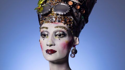 Büste von Königin Nofretete mit neuem Make-up von Visagistin Loni Baur