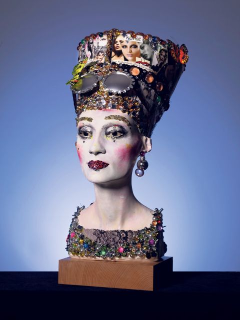 Büste von Königin Nofretete mit neuem Make-up von Visagistin Loni Baur