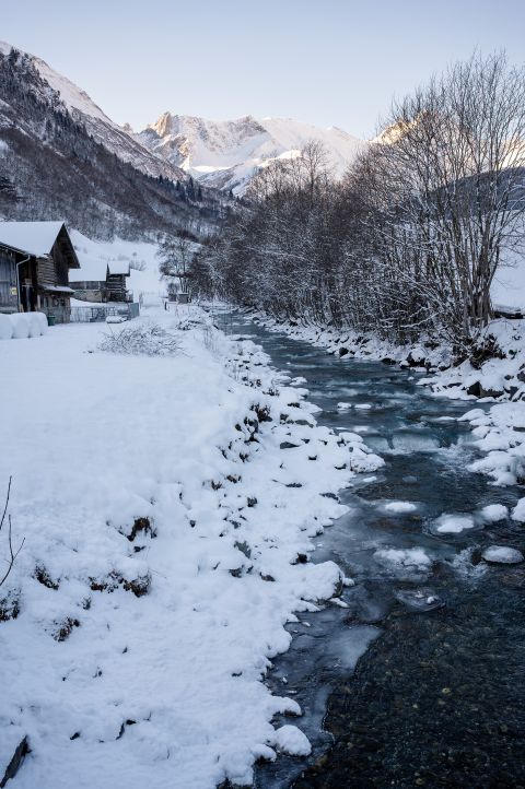 der Fluss Sernf in der Winterlandschaft 