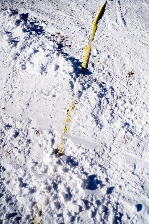 ein Wasserschlauch welcher mit Schnee bedeckt ist