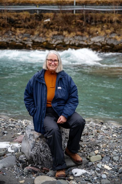 Barbara Fierz sitzt an der Sernf