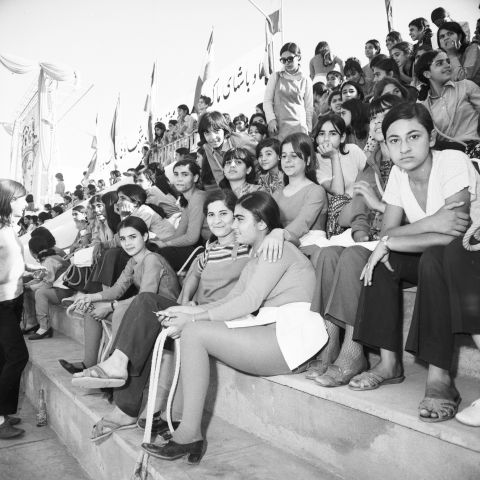historisches Bild: junge Frauen auf der Tribüne bei einem Sportanlass im Heydarnia-Stadion