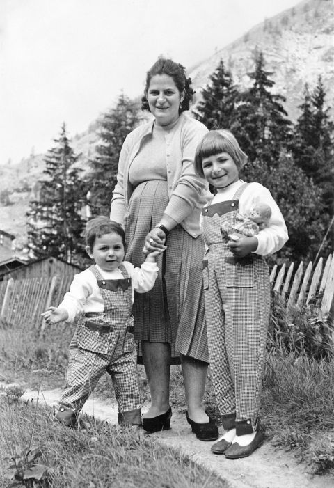 Urseli, ihr Bruder Fritz und Mutter Klara Kollegger, 1958