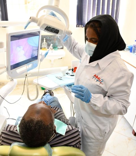 Zahnärztin Shimaa Mahmoud behandelt einen Patienten