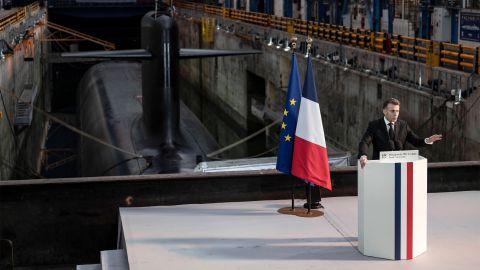 Emmanuel Macron bei seiner Rede auf der bretonischen Halbinsel Île Longue, im Hintergrund ist ein Atom-U-Boot zu sehen