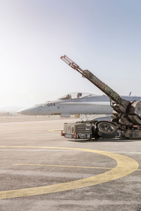 ein F/A-18-Kampfjet und die Fliegerabwehrkanone 63/12 auf dem Flugplatz Payerne