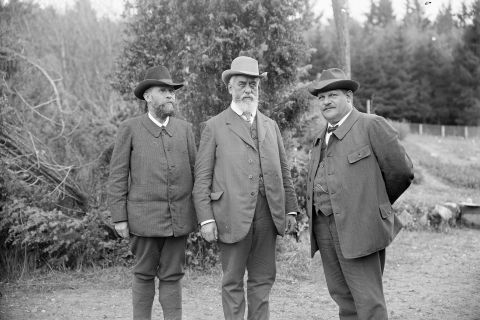 Gruppenbild mit Professor Bühler, Professor Engler und Adjunkt Flury auf dem Adlisberg bei Zürich