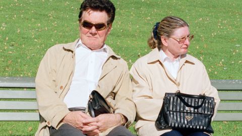 ein schweigsames Paar sitzt auf einer Bank