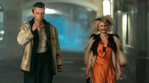 Filmstill aus «The Bride!»: Christian Bale und Jessie Buckley als monströse Gestalten