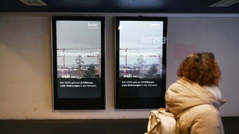 elektronische Werbetafeln mit Facts-4-Future-Kampagnen-Sujets