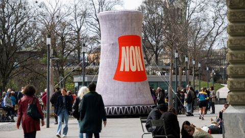 aufgeblasenes Protest-AKW vor der Berner Bundeskanzlei