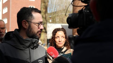 David Guiraud umringt von Pressevertreter:innen