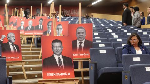 Plakate mit verhafteten Bürgermeistern beim CHP-Kongress