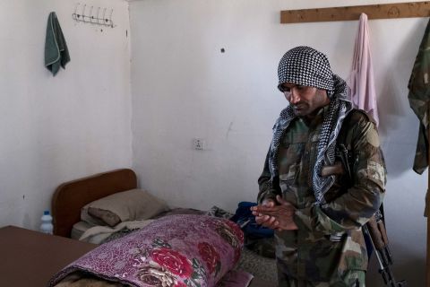ein Kämpfer in einem der Schlafräume auf der Khabat-Basis